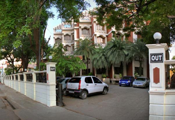 Hotel Jayaram Pondicherry Bagian luar foto